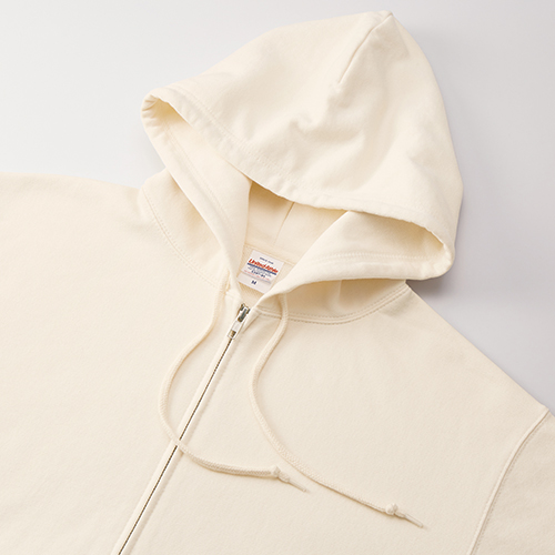 立体感のある二重フードが特徴<br />