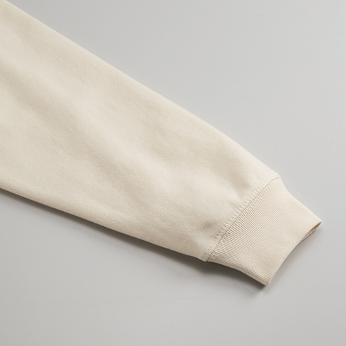 袖口はリブ仕様、シームラインは堅牢なまたぎ2本針始末<br />