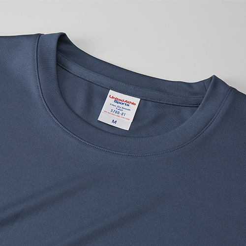 首もとは共生地仕様、強度を上げるためのコバステッチ仕上げ<br />