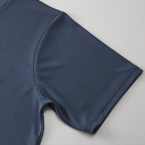 袖口は2本針始末、オーバーロック始末後に2本針始末を施しているため、堅牢な仕上がり<br />