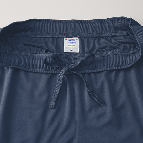 ウエストには、調節可能な身生地カラーマッチの平ひも付き(内側)<br />