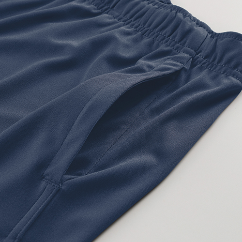 左右の両サイドにはスラッシュポケット付き<br />