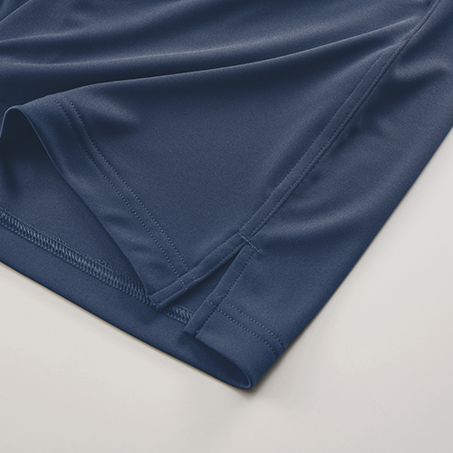 左右の裾口は、幅広い可動域を可能にしたスリット入り<br />