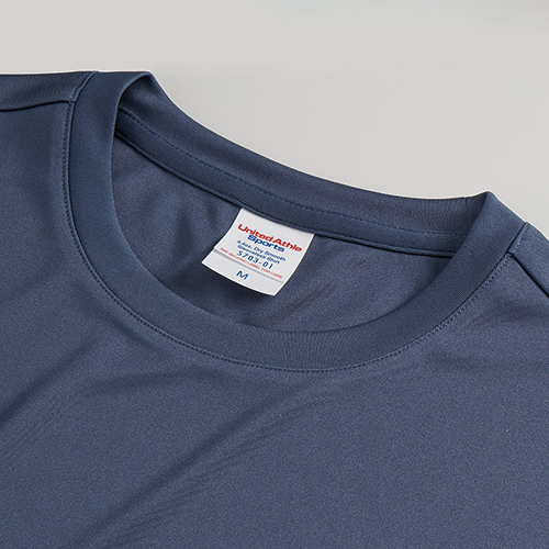 首もとは共生地仕様、強度を上げるためのコバステッチ仕上げ<br />