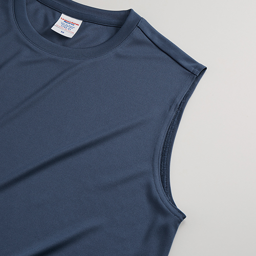 アーム部分は2本針始末、オーバーロック始末後に2本針始末を施しているため、堅牢な仕上がり<br />