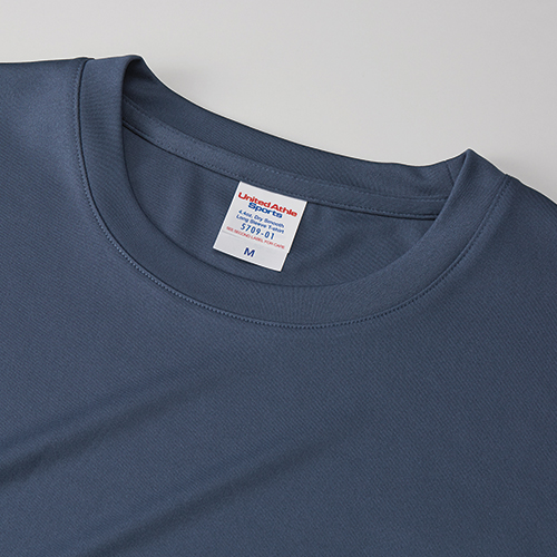 首もとは共生地仕様、強度を上げるためのコバステッチ仕上げ<br />