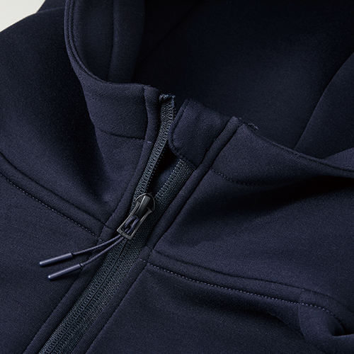 顎を守るチンガード仕様、ファスナーはシングルスライダーの裏使い仕様、引き手にはジッパータブ付き<br />