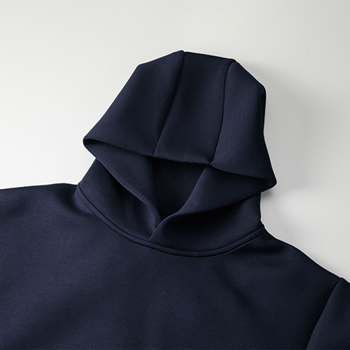 フード紐を排したミニマルなデザイン<br />