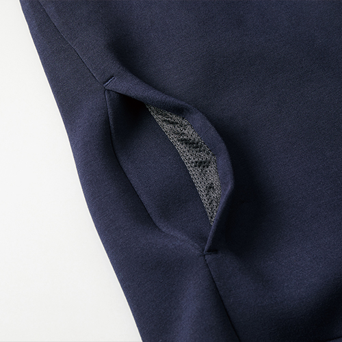 サイドにはシームポケット付き、ブラックとネイビーにはブラックカラーのメッシュを使用<br />