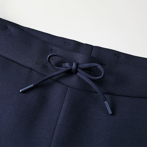 ウエストには、調節可能なひも付き(外側)<br />