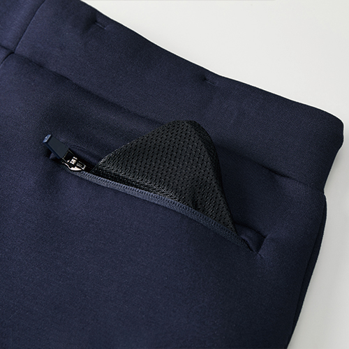 片玉縁仕様のヒップポケット(右側のみ)、ファスナーはセミオートマチックスライダーの裏使い仕様<br />