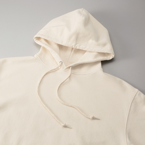 立体感のある二重フードが特徴<br />