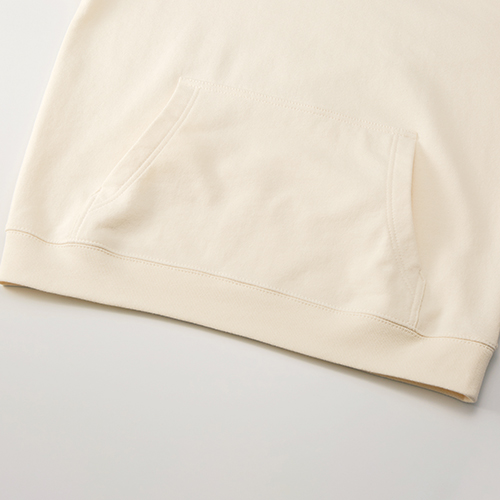 大きめのカンガルーポケット、裾口はリブ仕様<br />