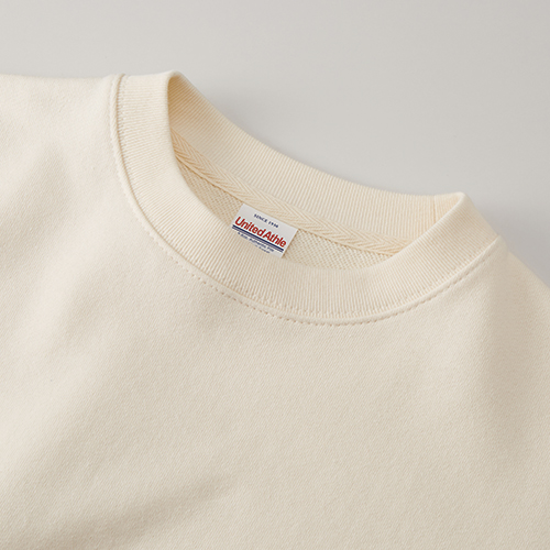 首リブはダブルステッチ始末、襟伏せテープは身頃同色の杉綾テープ仕様のため、堅牢な仕上がり<br />