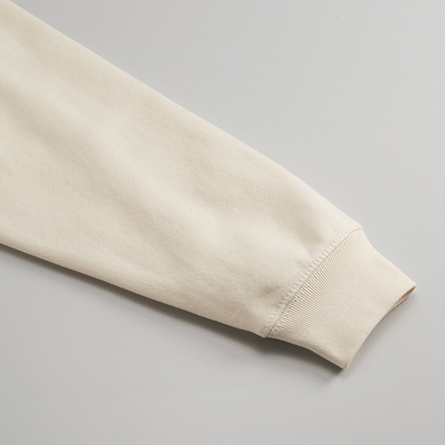 袖口はリブ仕様、シームラインは堅牢なまたぎ2本針始末<br />