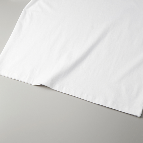 裾口は細めの2本針始末<br />