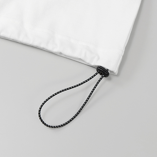 裾下にはストッパーとバイカラーのドローコード<br />